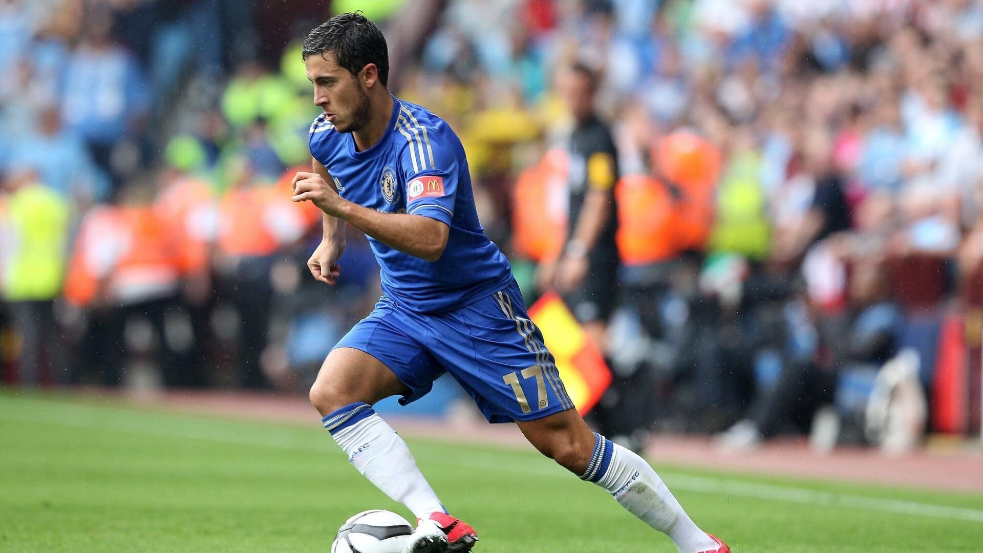 九游游戏中心官网-C罗训练中与小球迷互动温馨一刻，c罗小球迷感动瞬间